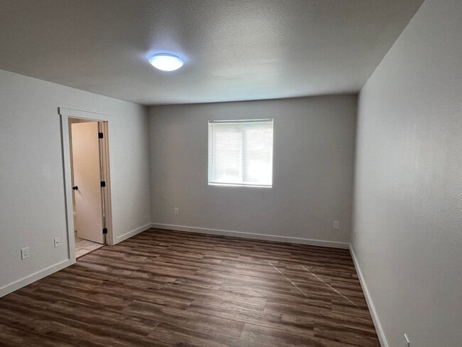 Building Photo - Newly Remodeled! Close to CWU 4 Rooms !!