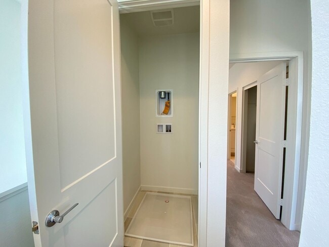 Building Photo - 2 BEDROOM HOME FOR LEASE IN IRVINE