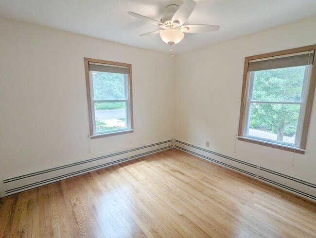 Building Photo - 2-bed 1-bath Apartment