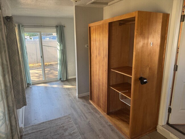 Building Photo - Super cute 2 bedroom, 1 bath house!