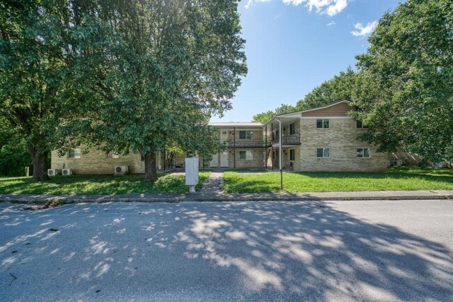 Building Photo - 325 Clover Ave