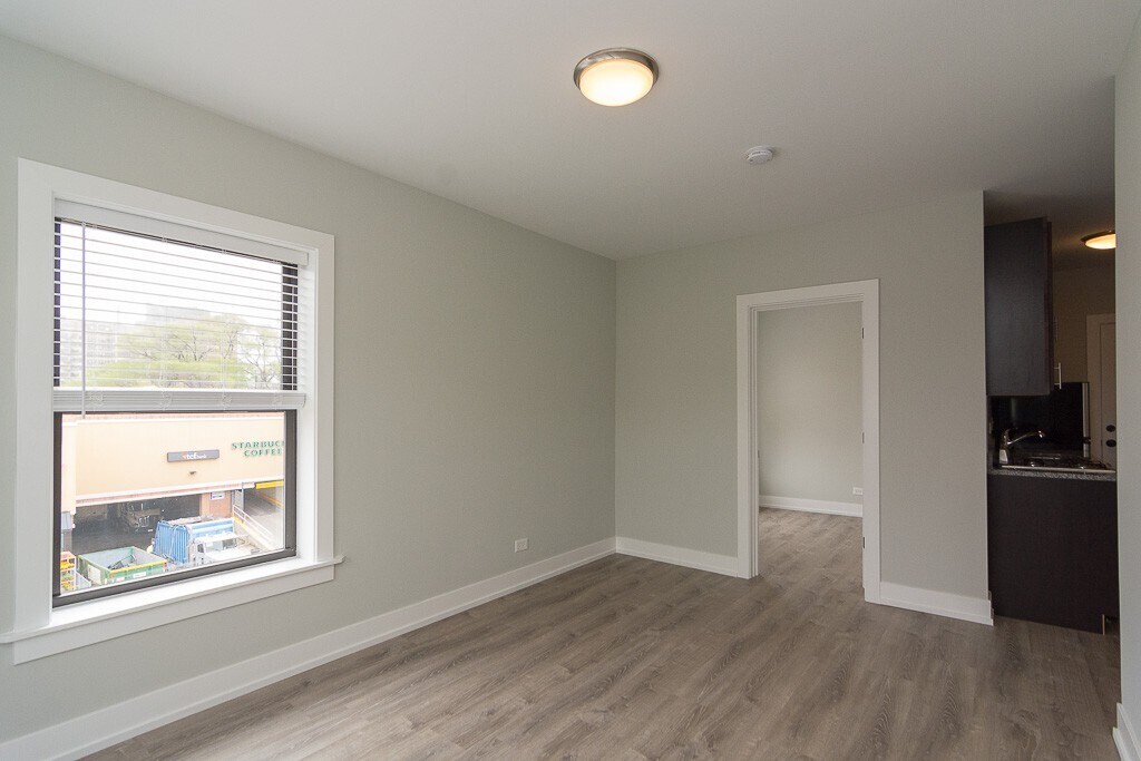 Building Photo - 706 W Brompton Ave