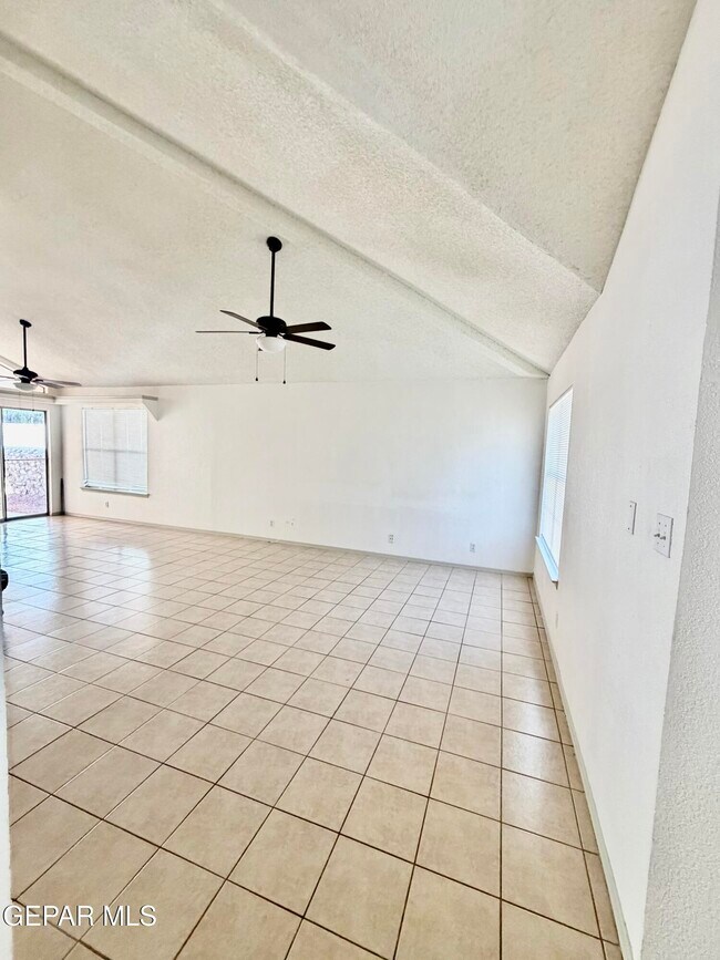 Building Photo - 1468 Plaza Verde Dr