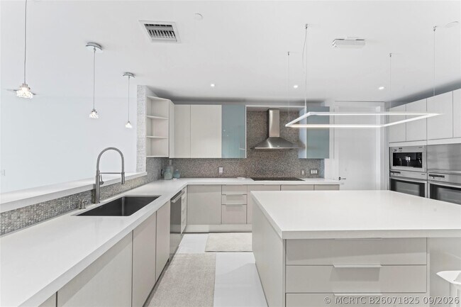 Building Photo - 5959 Collins Ave
