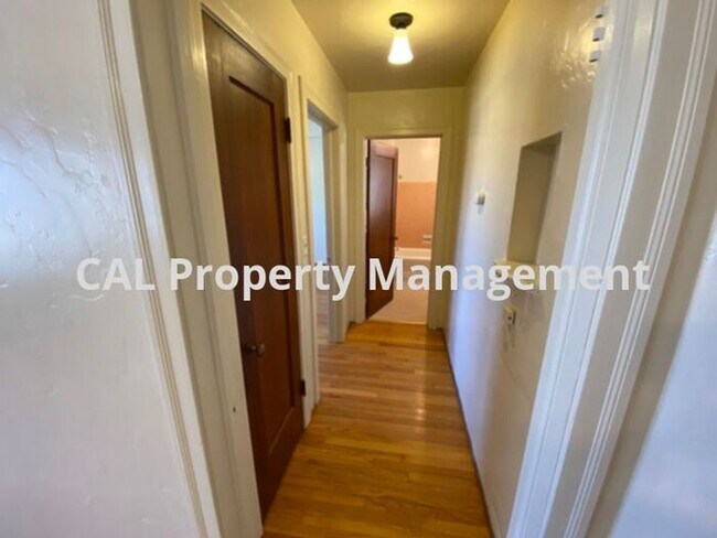Building Photo - Upper level 1-bedroom apartment near downt...
