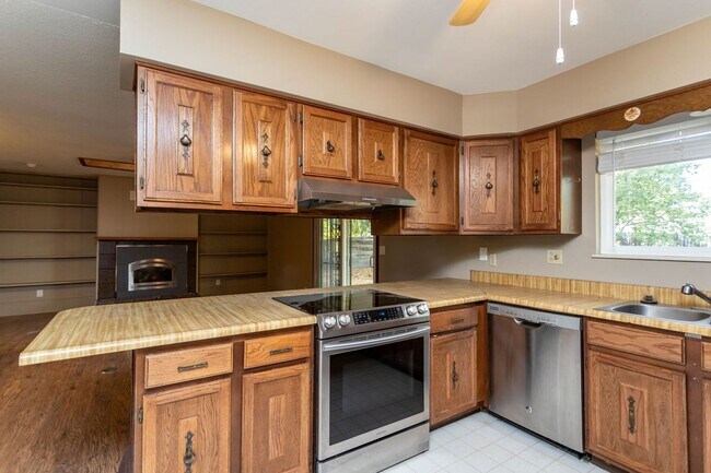 Building Photo - Comfortable Ranch-Style Living with Large Fenced Backyard!