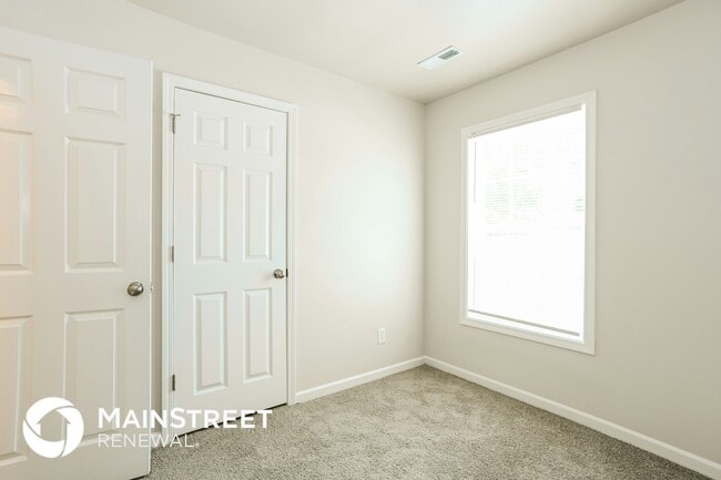 Building Photo - 5945 Hamilton Oaks Dr