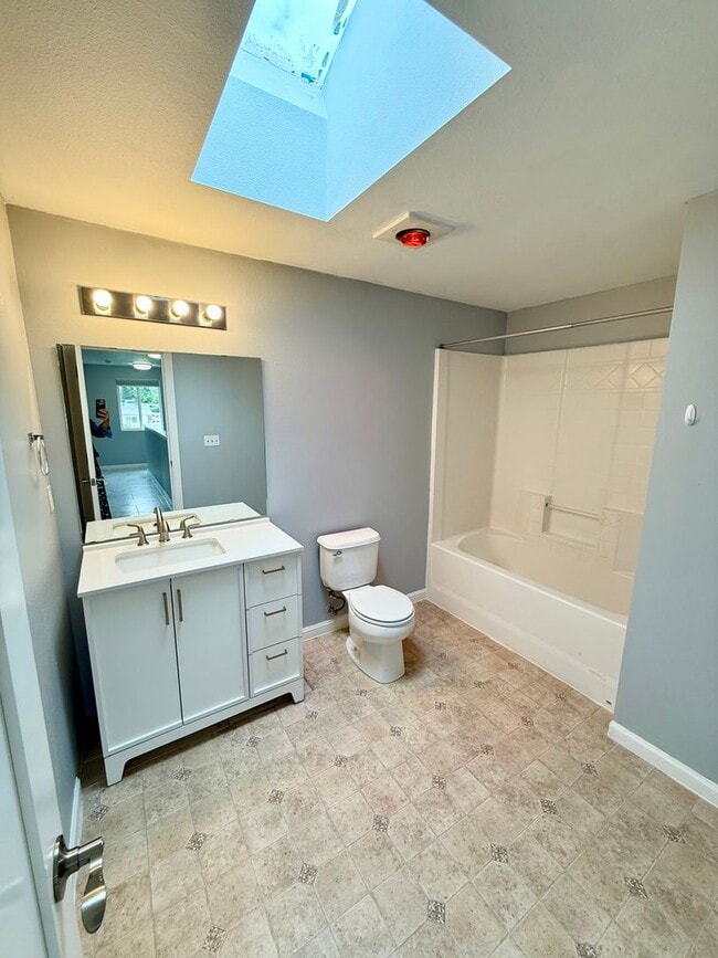 Building Photo - Spacious house in Bremerton.