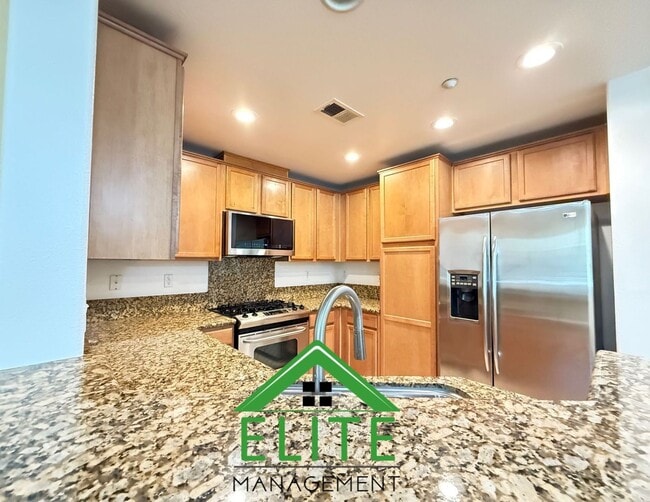 Building Photo - **Spacious and Updated Townhome in Desirab...