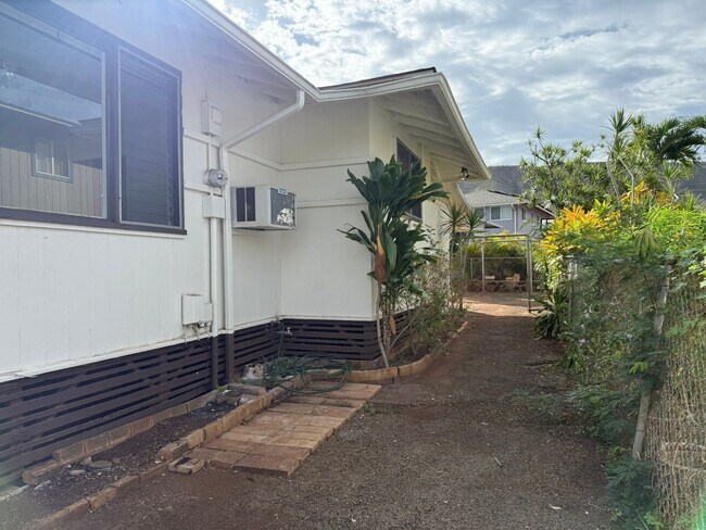 Building Photo - Newly Renovated 3-Bedroom, 1-Bathroom Sing...