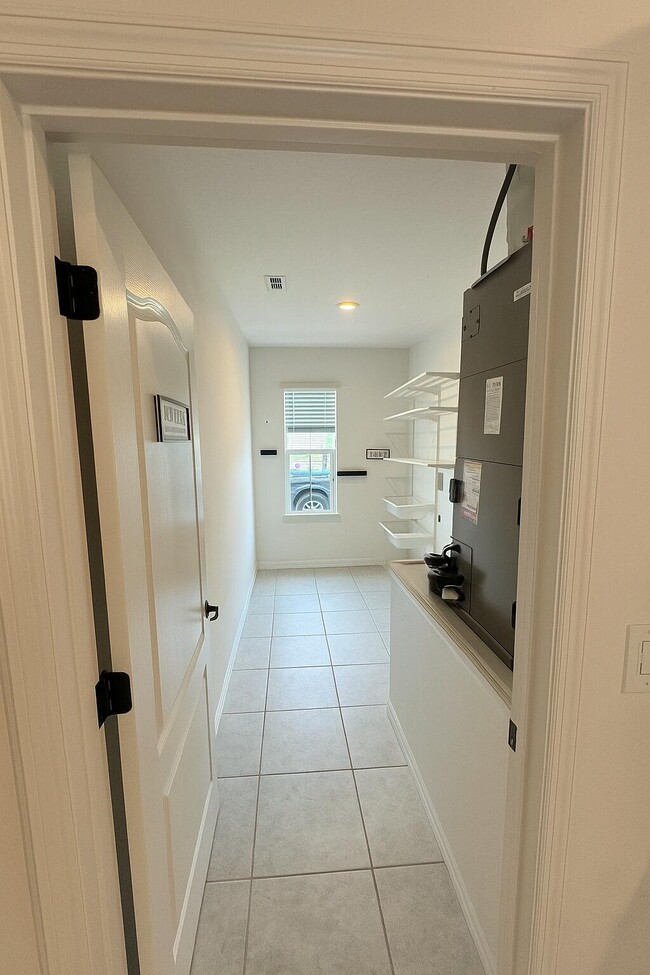 Building Photo - 1963 SW Import Dr