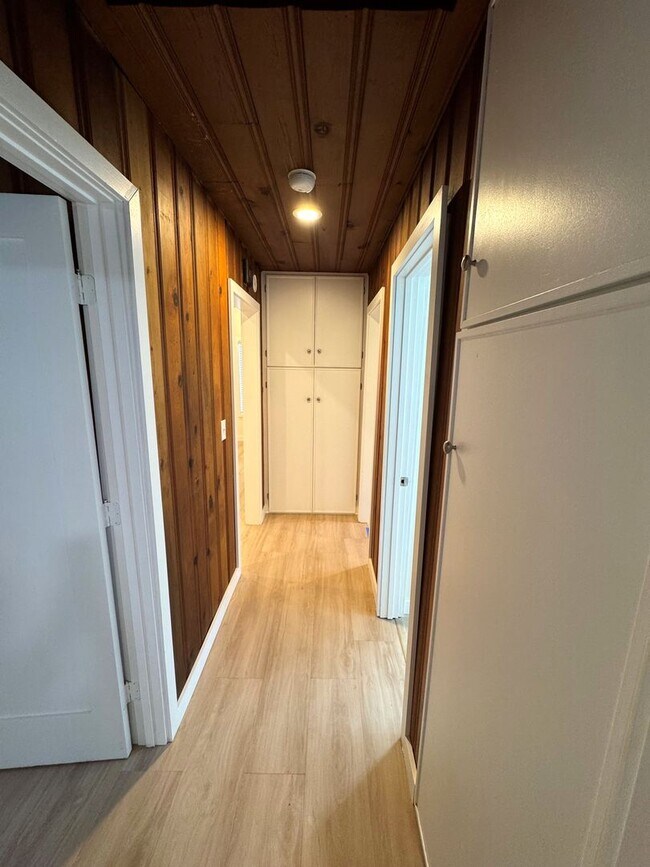 Building Photo - 2+1 Quaint Midtown Ventura Home