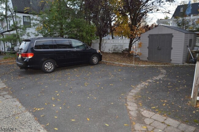 Building Photo - 139 Forest St