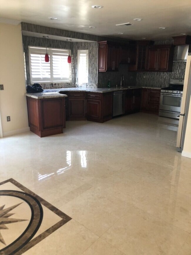Building Photo - Absolutely stunning, decked out pool home in Corona won't last!