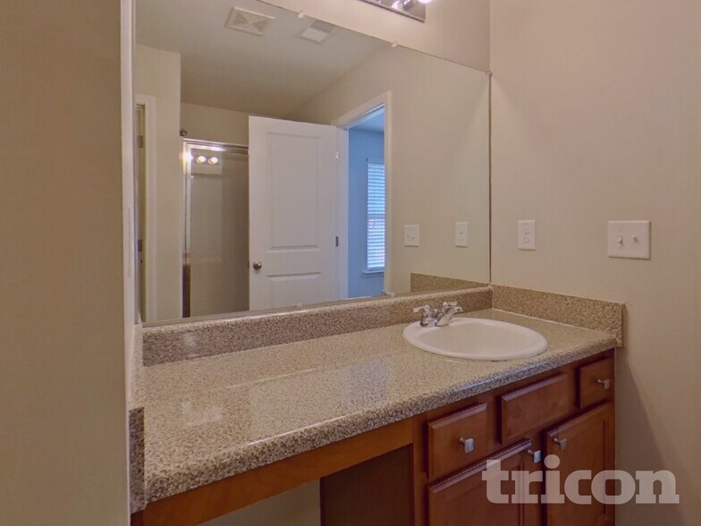 Building Photo - 3333 Lowland Dr