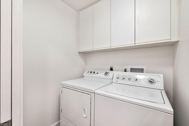 Building Photo - 39495 Regency Way