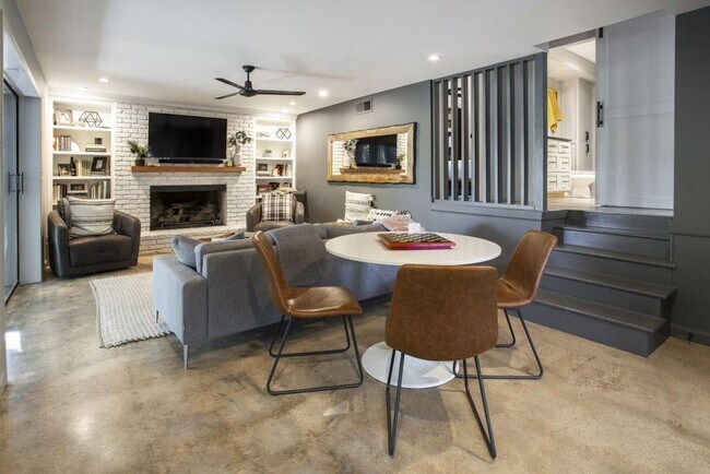 Building Photo - 8885 Bay Dr