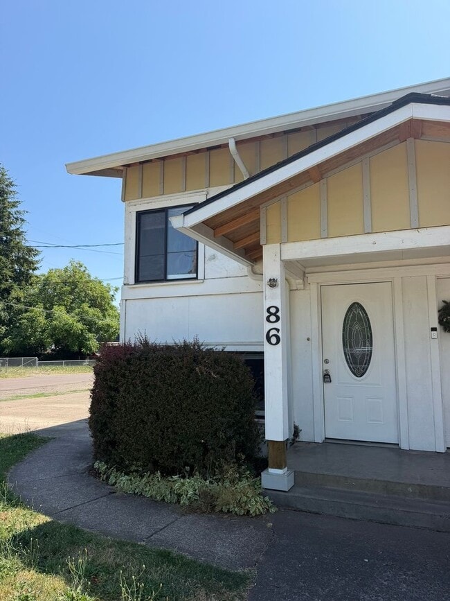 Building Photo - Newly Updated 2 Bedroom!