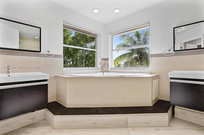 Building Photo - 926 Marina Dr