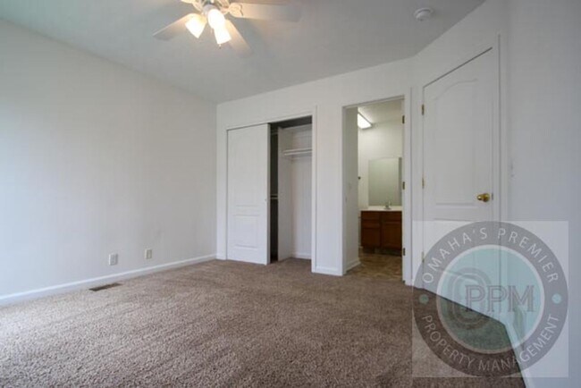 Building Photo - Beautiful 3Bd/2Ba Split entry in Omaha!