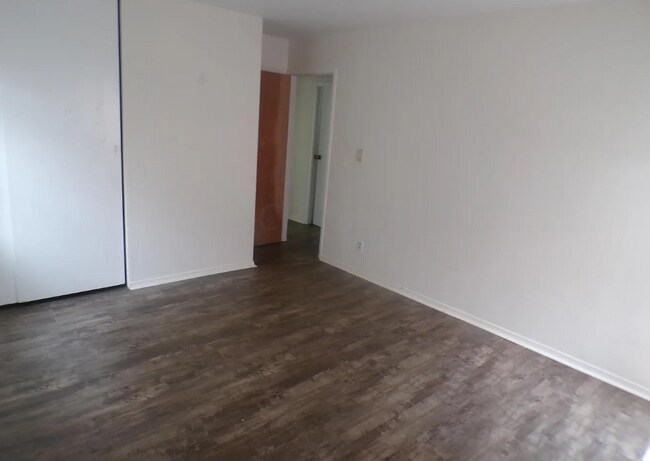 Building Photo - 995 Hillridge Rd