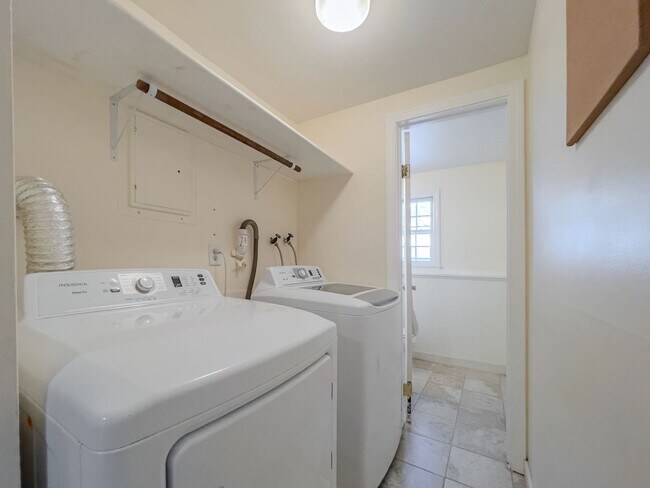 Building Photo - Spacious 4BR/2.5BA/2Car Garage Home with Finished Basement & Hardwood Floors – Gales Ferry