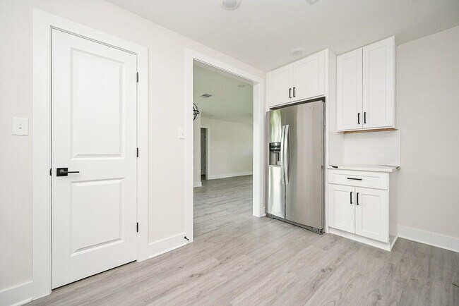 Building Photo - 226 Hyta St