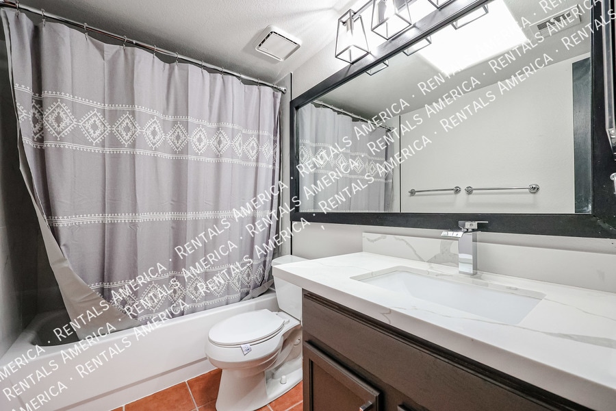 Building Photo - 1413 N Oak St