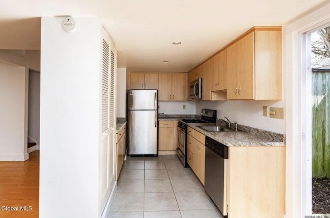 Building Photo - 586 N Broadway