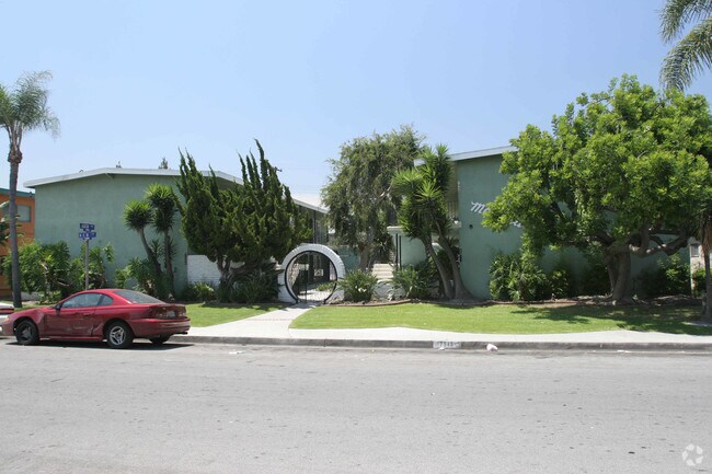 Primary Photo - Moongate Apartments