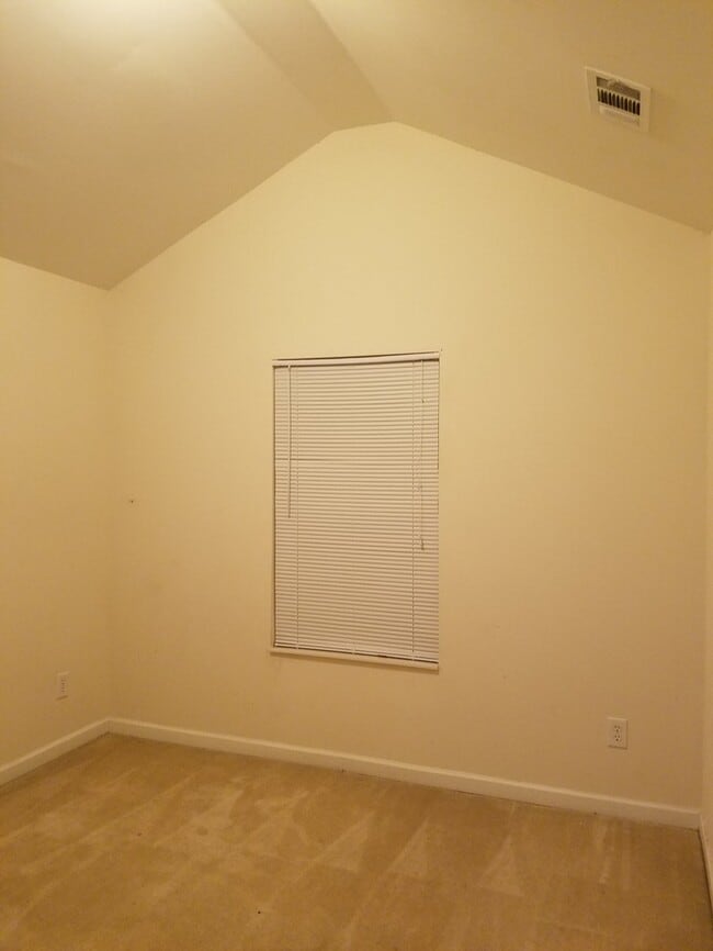 Building Photo - 4 Bedroom House