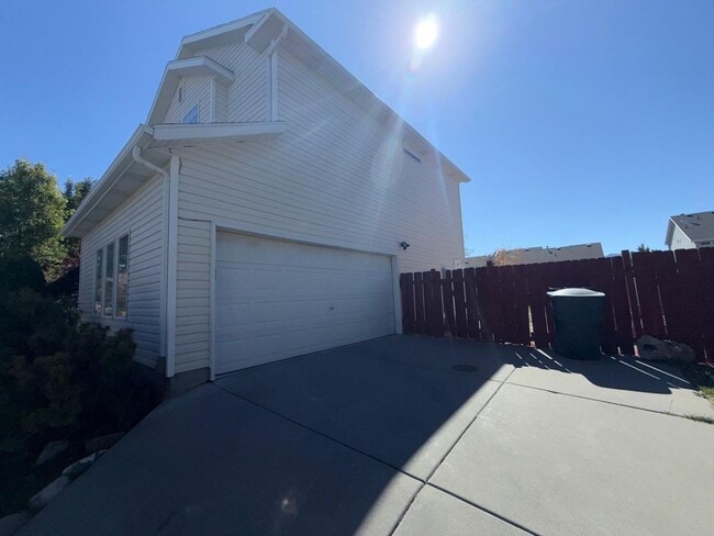 Building Photo - Spacious Tri-Level Home for Rent in Tooele...