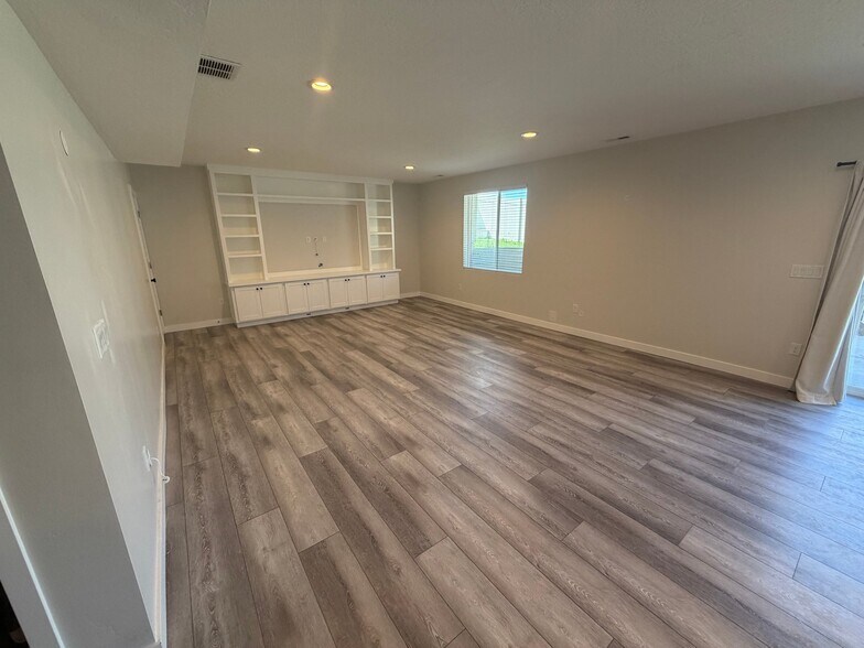 Building Photo - 4384 Lower Meadow Dr