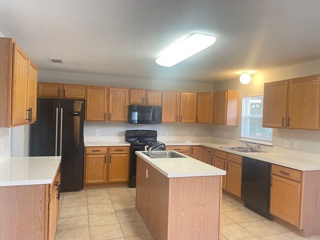 Building Photo - Beautiful 4 Bedroom, 3.5 Bath, 2 Car Garag...