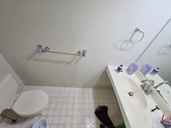 Building Photo - Rare opportunity in North Edison! Spacious 2-bed and 1.5-bathroom townhouse!