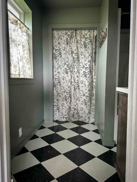 Building Photo - 1606 Indian Creek Frontage Rd