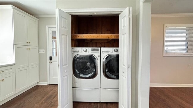 Building Photo - 552 Sybil Ln SE