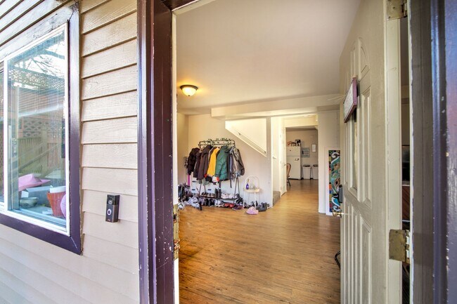 Building Photo - 8 Bedroom home in the Heart of the U-district