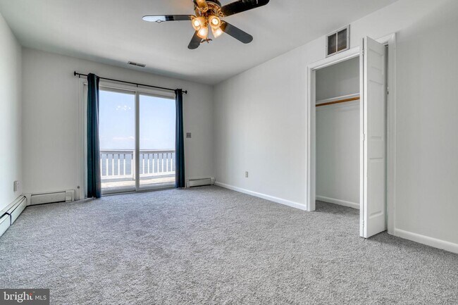 Building Photo - 2166 Lake Dr