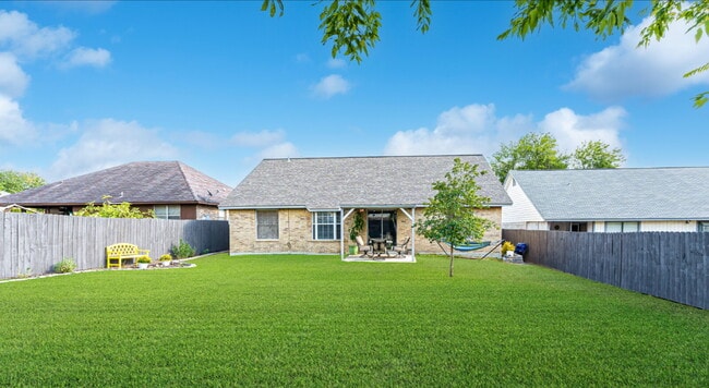 Building Photo - "Charming 2-Bed Oasis with Granite Touches in Schertz - Your Cozy Retreat Awaits!"