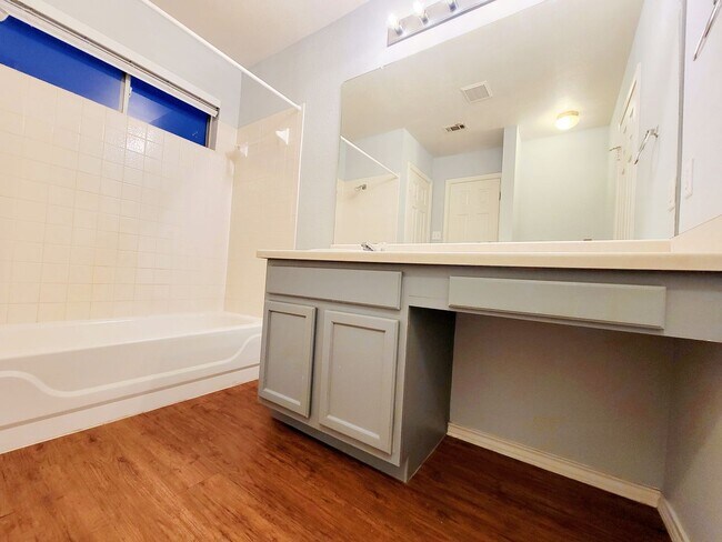 Building Photo - Charming 3/BR 2/BA Single-Level Home in Le...