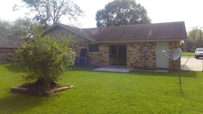 Building Photo - 105 Azalea Ave