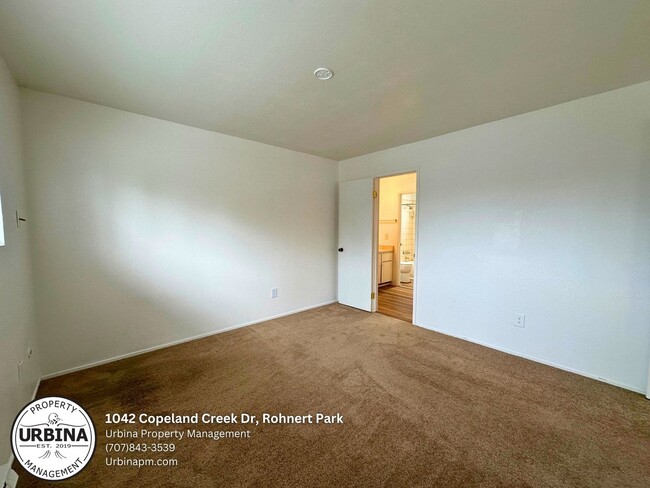 Building Photo - Charming 2-Bed, 1.5-Bath End-Unit Condo in...