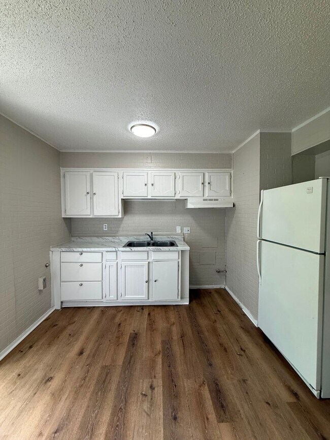 Building Photo - Ruskin Heights - 3 Bedroom 1 Bathroom