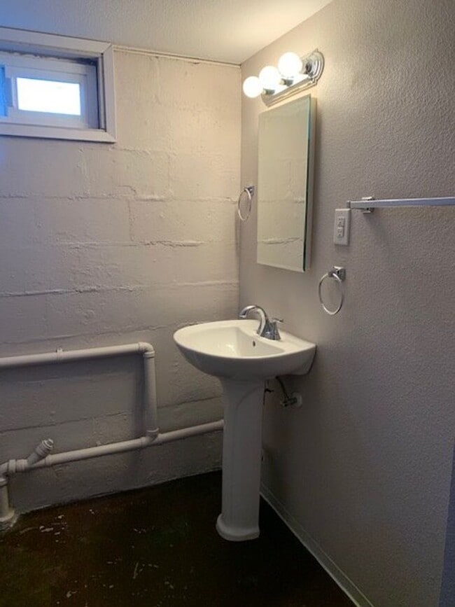 Building Photo - 3 bd., 2 bath remodeled Duplex