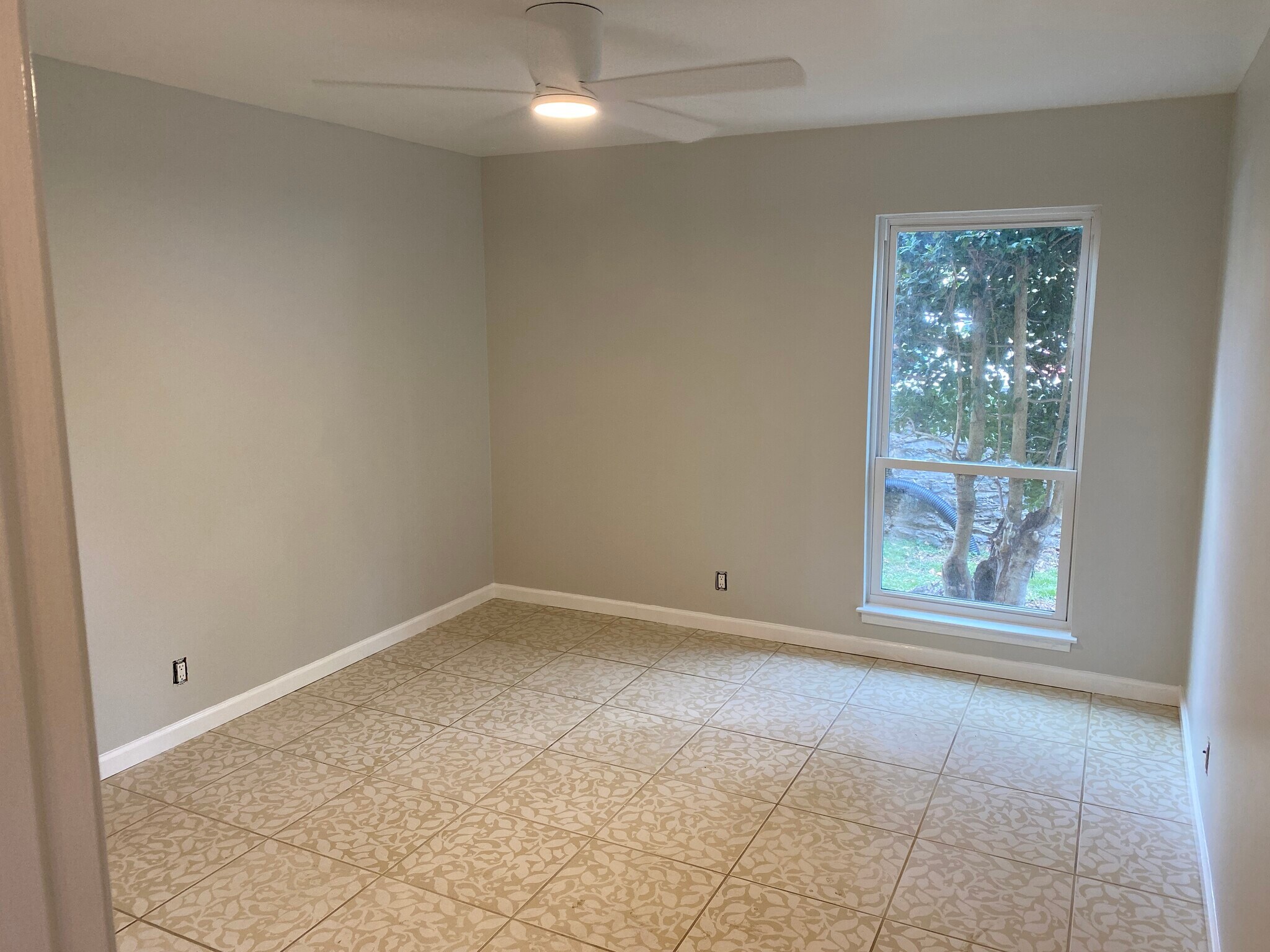 Building Photo - 515 Basswood Ave