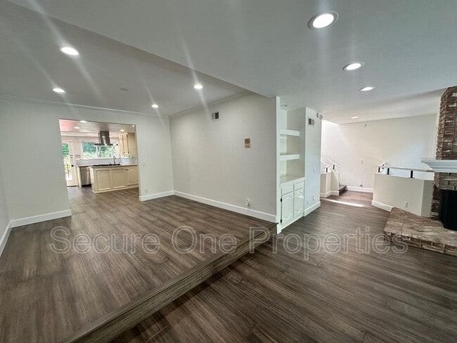 Building Photo - 4671 Club View Dr