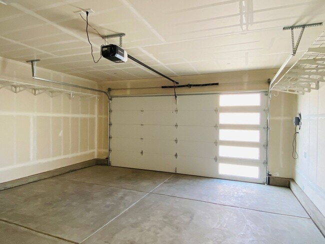 Building Photo - $2,395 Alluvial & Fowler, 3 Bedroom Home -...