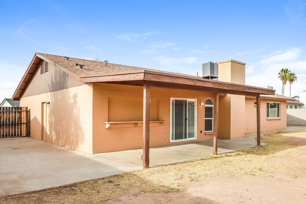 Building Photo - 631 W Lindner Ave