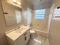 Building Photo - 3 Bedroom 1.5 bathroom duplex home